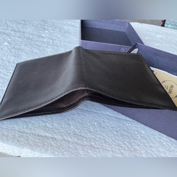 Prada Elegant Leather Card Holder wallet - Picture 11 of 13